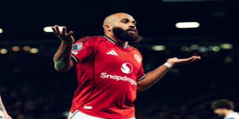 上半场崩盘边缘：曼联防线问题全面暴露-华体会